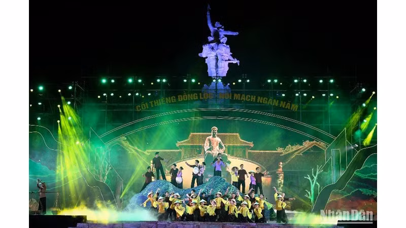 Художественный номер в рамках программы «Священная земля Донглок – Соединение тысячелетней линии». Фото: Тхань Дат