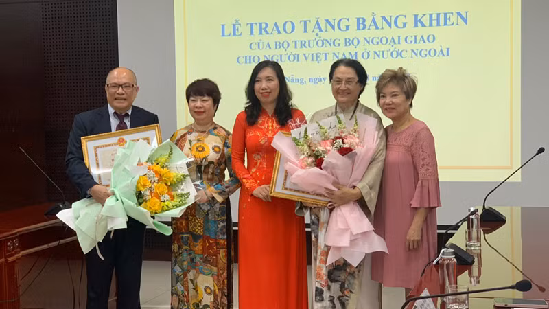 Замминистра иностранных дел Ле Тхи Тху Ханг (в центре) на церемонии. Фото: Госкомитет по делам вьетнамцев, проживающих за границей