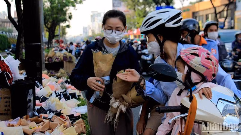 В дни празднования Международного женского дня многие покупают цветы на улице Нгуенванкы (район 5, город Хошимин).