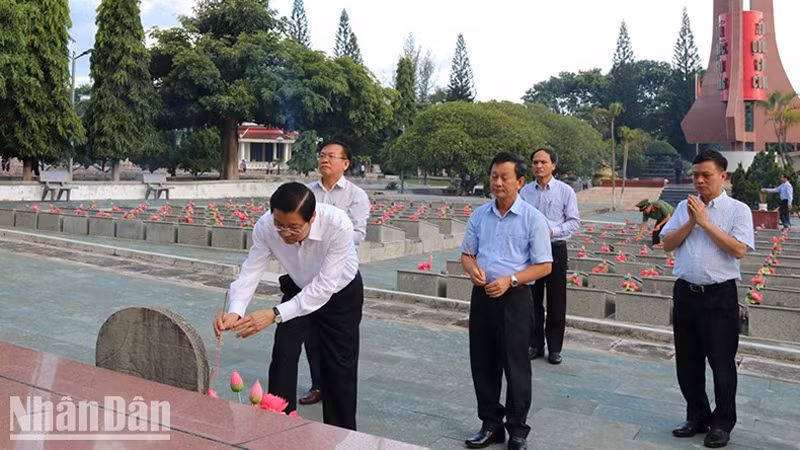 Товарищ Фан Динь Чак и руководители провинции Контум воскуряют благовония у кладбища павших бойцов провинции.