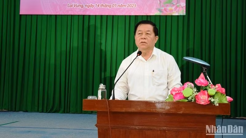 Товарищ Нгуен Чонг Нгиа выступает на встрече в провинции Донгтхап.