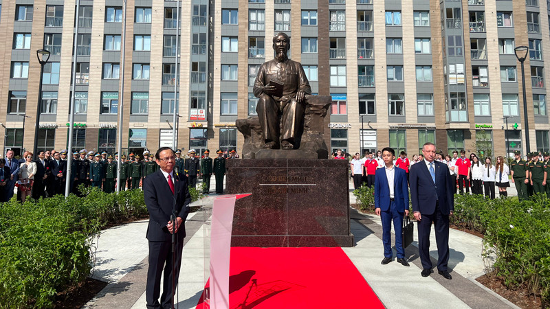 Секретарь Парткома города Хошимина Нгуен Ван Нэн (слева) выступает на церемонии открытия памятника. Фото: Суан Хынг