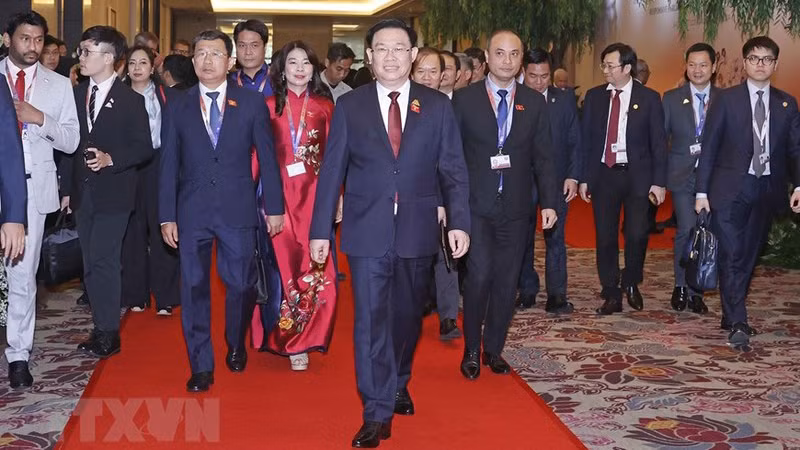 Председатель НС Вьетнама Выонг Динь Хюэ и делегаты на церемонии открытия АИПА-44. Фото: ВИА