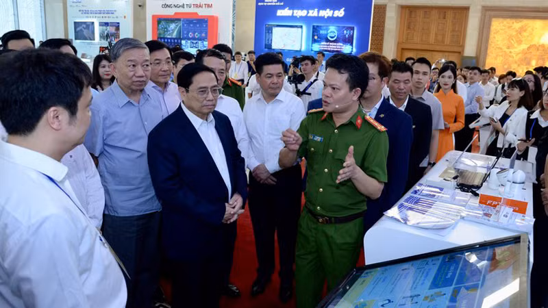 Премьер-министр Фам Минь Тьинь посещает выставочный стенд корпорации FPT.