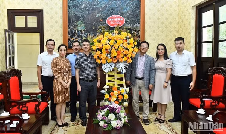 Делегация Департамента B01 Министерства общественной безопасности поздравляет газету «Нянзан». Фото: Данг Кхоа