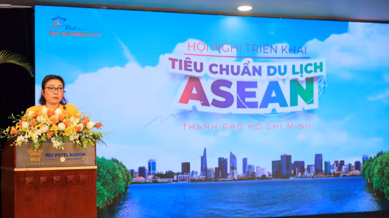 Замдиректора Департамента туризма города Буй Тхи Нгок Хиеу выступает на мероприятии. Фото: cand.com.vn