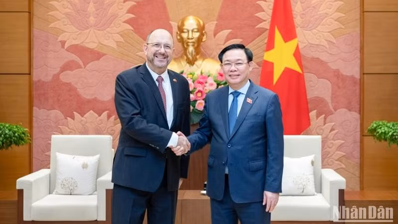 Председатель НС Выонг Динь Хюэ и Посол Швейцарии во Вьетнаме Томас Гасс. Фото: Зюи Линь
