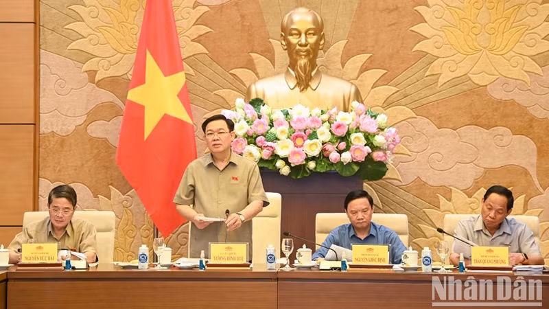 Председатель НС Выонг Динь Хюэ (второй слева) выступает со вступительной речью. Фото: Зюи Линь