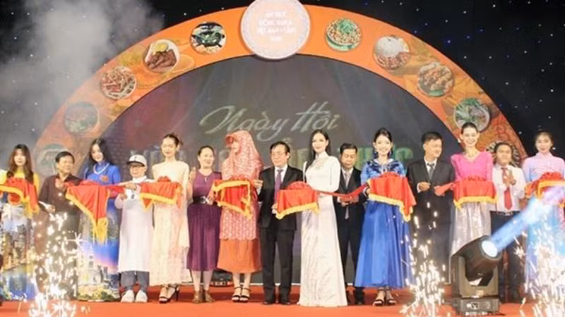 Представители министерств, ведомств и оргкомитета на церемонии открытия фестиваля. Фото: ВИА