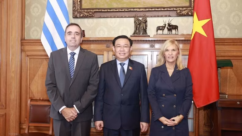 Председатель НС Выонг Динь Хюэ фотографируется с Председателем Сената Уругвая Беатрис Архимон и Председателем Палаты депутатов Уругвая Себастьяном Андухаром. Фото: ВИА