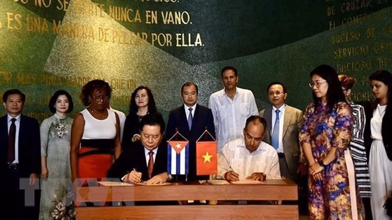 Стороны подписывают соглашение о программе сотрудничества. Фото: ВИА 