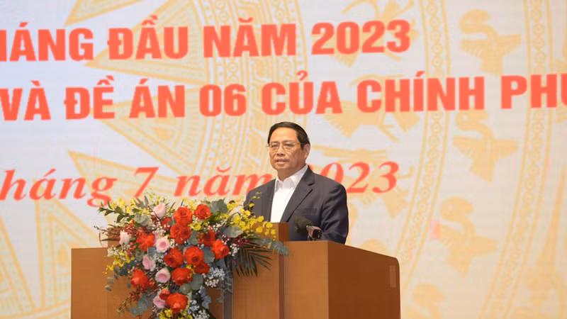 Премьер-министр Фам Минь Тьинь выступает с речью.