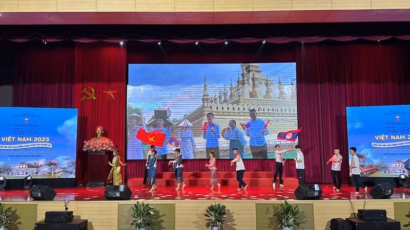 Художественное мероприятие молодых вьетнамцев, проживающих в Лаосе.