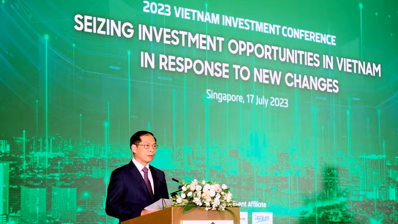 Министр иностранных дел Буй Тхань Шон выступает на Вьетнамской инвестиционной конференции 2023 г. в Сингапуре. Фото: МИД Вьетнама