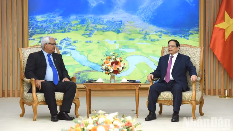 Премьер-министр Вьетнама Фам Минь Тьинь (справа) и Министр юстиции Кубы Оскар Мануэль Сильвера Мартинес. Фото: Чан Хай