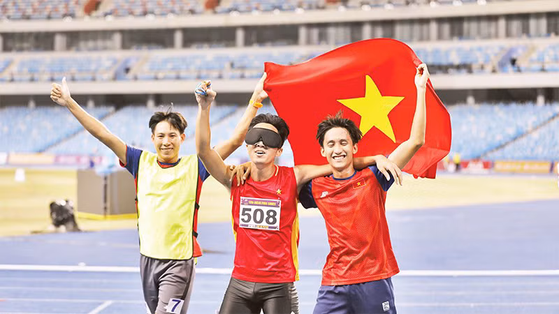 Нгуен Нгок Хиеп (номер 508) выиграл золотую медаль в беге на дистанции 400 м в категории инвалидности Т11. Фото: Тхай Зыонг