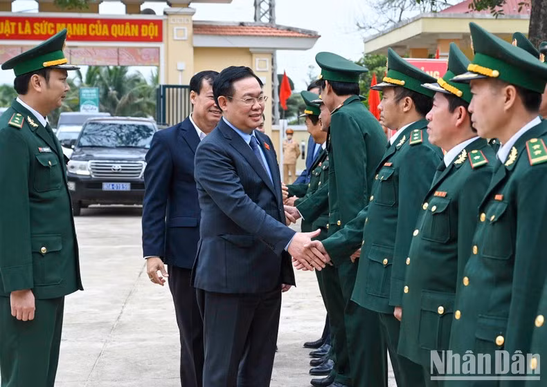 Председатель НС Выонг Динь Хюэ посещает пограничный пост Нятле.