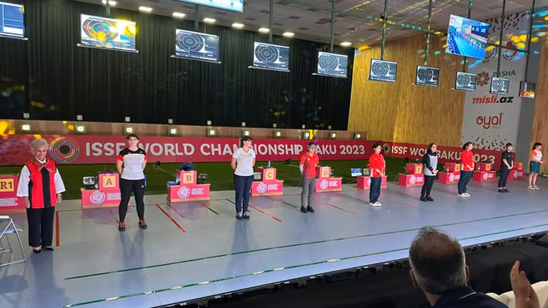 Чинь Тху Винь соревнуется с другими стрелками на 53-м Чемпионате мира по пулевой стрельбе 2023 года.