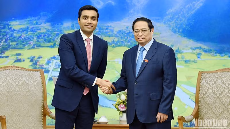 Премьер-министр Фам Минь Тьинь принимает г-на Карана Адани. Фото: Чан Хай