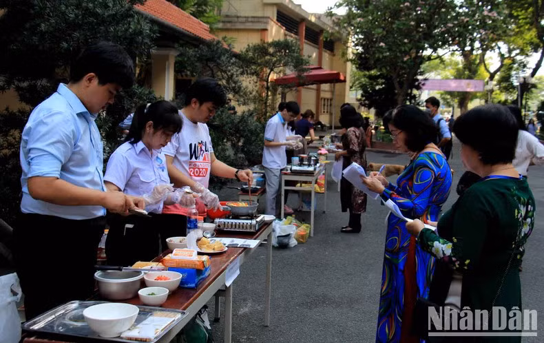 Оргкомитет оценивает конкурсные работы.