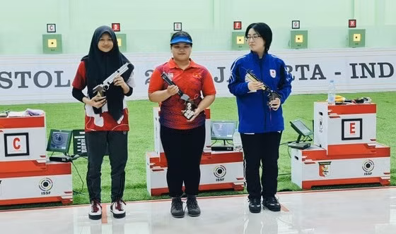 Тхюи Чанг (в центре) завоевала золотую медаль в стрельбе из пневматического оружия с 10 м среди женщин в Индонезии. (Фото: thethao.sggp.org.vn)