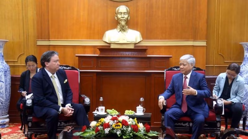 Председатель ЦК ОФВ До Ван Тьиен (справа) и Посол США во Вьетнаме Марк Э. Кнаппер.