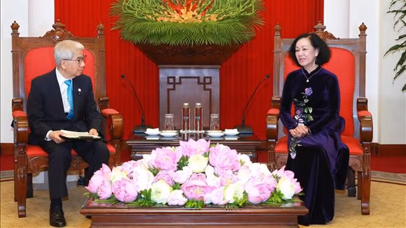 Товарищ Чыонг Тхи Май (справа) принимает Председателя Палаты советников Японии Оцудзи Хидэхису. Фото: ВИА