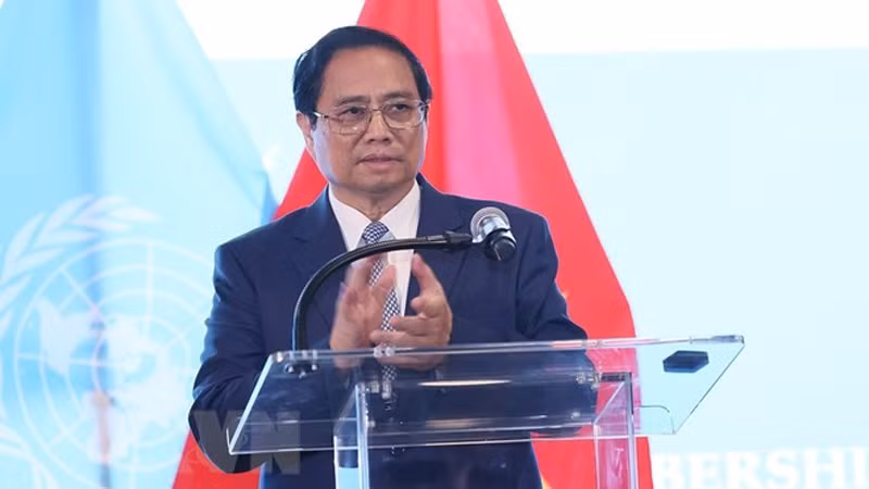 Премьер-министр Фам Минь Тьинь выступает с речью. Фото: ВИА