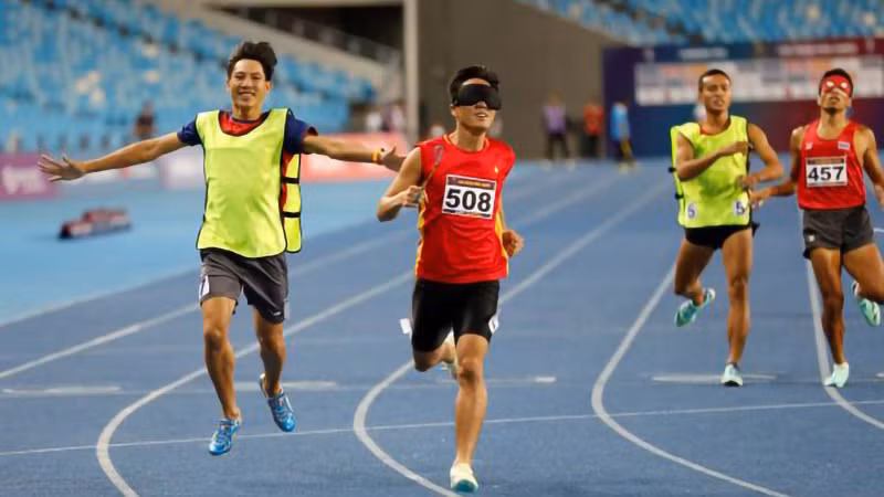 Нгок Хиеп (номер 508) выиграл золото в беге на 400 м среди мужчин в категории инвалидности Т11.