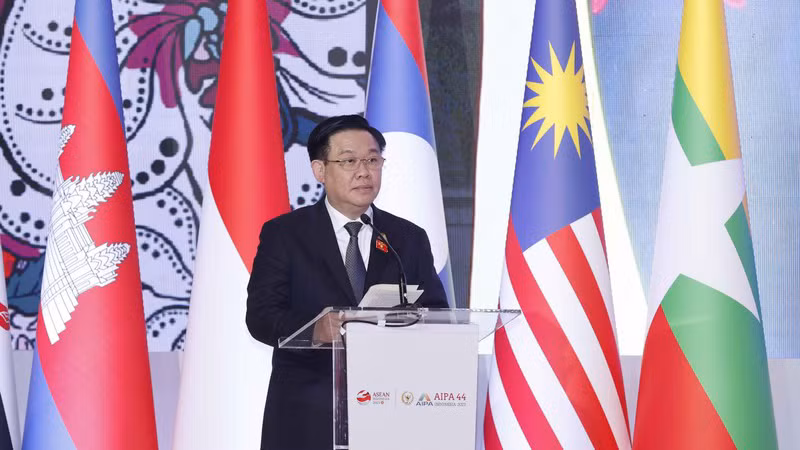 Председатель НС Выонг Динь Хюэ выступает с речью. Фото: ВИА