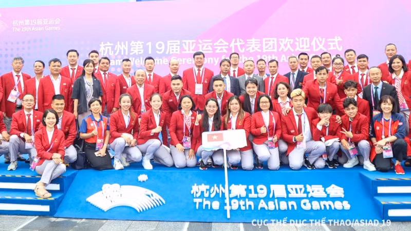 Члены вьетнамской спортивной делегации на церемонии поднятия флага. Фото: Кюи Лыонг