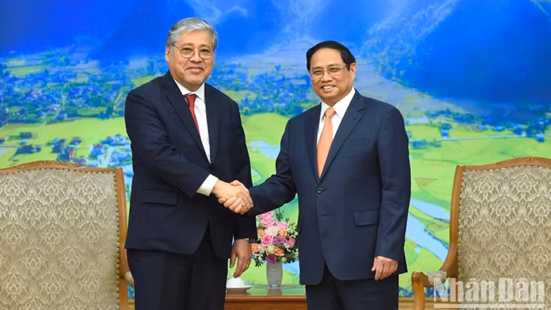 Премьер-министр Фам Минь Тьинь (справа) и Министр иностранных дел Филиппин Энрике А. Манало. Фото: Чан Хай