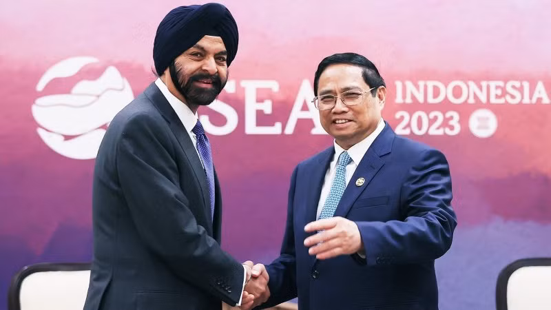 Премьер-министр Фам Минь Тьинь (справа) и Президент Всемирного банка Аджай Банга. Фото: Зыонг Жанг