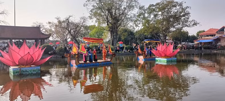 На фестивале не обходятся без пения песен о любви у озера в пагоде Кео.