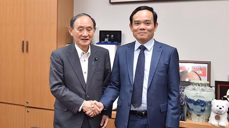 Вице-премьер Чан Лыу Куанг (справа) и бывший Премьер-министр Японии Суга Ёсихидэ. Фото: VGP