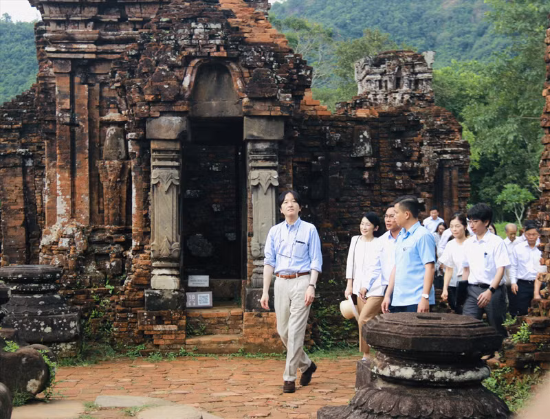 Делегация посещаетобъект всемирного культурного наследия Мишон. Фото: baoquangnam.vn