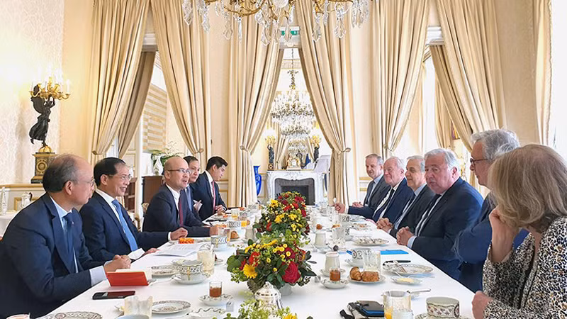 Руководители Сената Франции принимают Министра иностранных дел Буй Тхань Шона. Фото: Минь Зюи