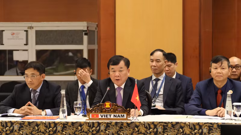 Замминистра обороны Хоанг Суан Тьиен (в центре) выступает на совещании. Фото: ВИА