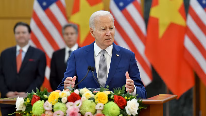Президент США Джо Байден выступает на совместной пресс-конференции с Генеральным секретарем ЦК КПВ Нгуен Фу Чонгом после переговоров. Фото: Данг Кхоа