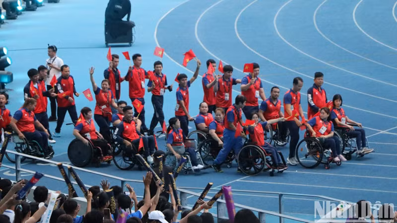Спортивная делегация Вьетнама на церемонии закрытия. Фото: Нгуен Хиеп - Шон Синь