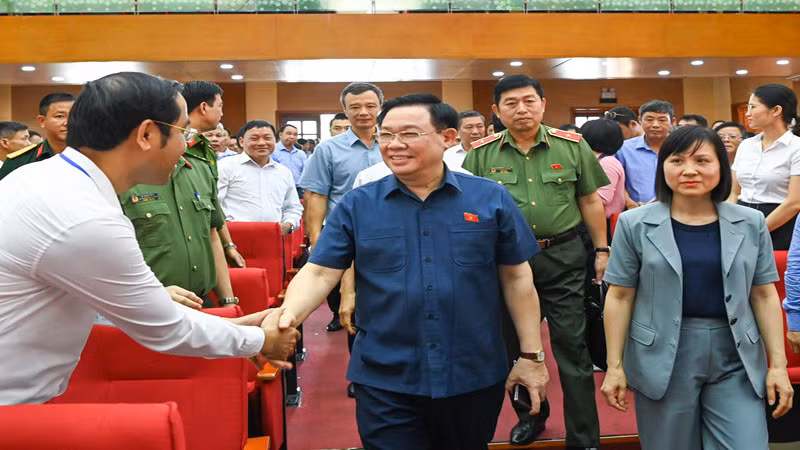 Председатель НС Выонг Динь Хюэ и избиратели в уезде Виньбао. Фото: Зюи Линь