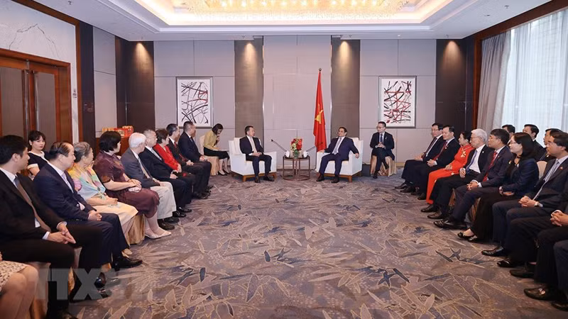 Премьер-министр Фам Минь Тьинь на встрече с китайскими деятелями дружбы. Фото: ВИА