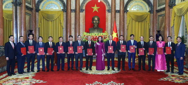 Церемония вручения решений. Фото: vpctn.gov.vn