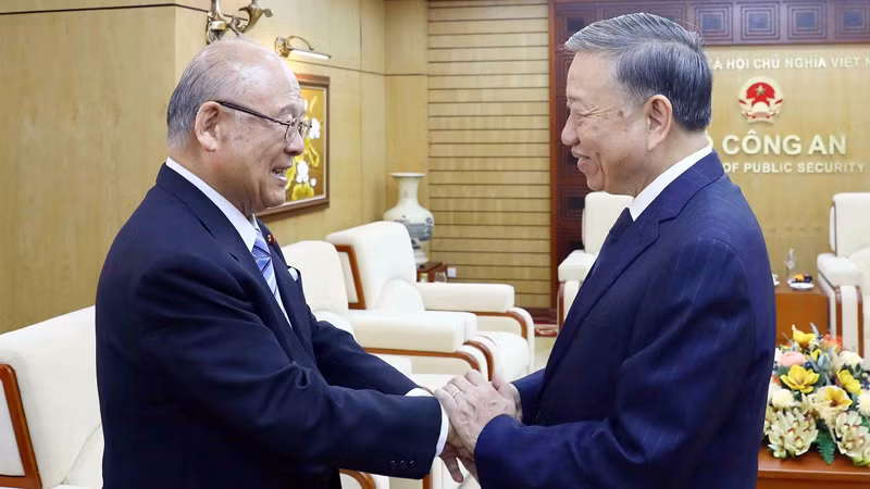 Министр общественной безопасности То Лам и г-н Такебе Цутому. Фото: ВИА