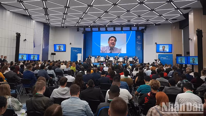 Директор Института атомной энергии Вьетнама Чан Тьи Тхань выступает на форуме. Фото: Суан Хынг