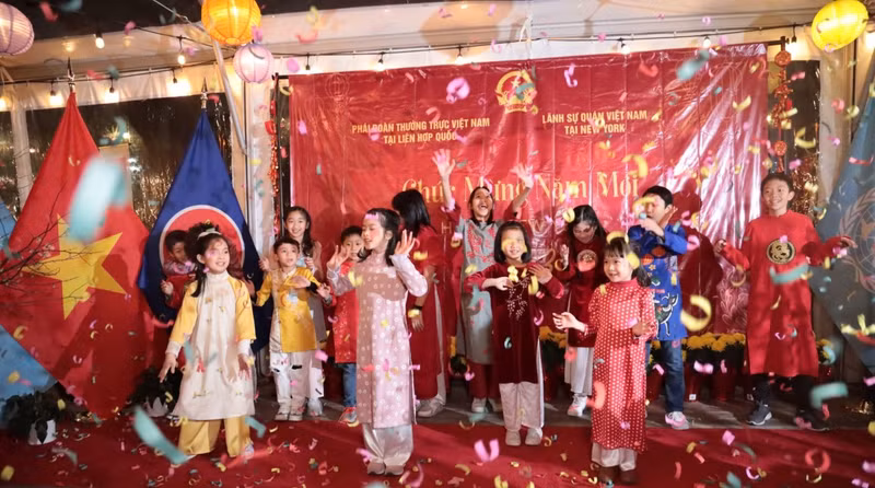 Дети с радостью принимают участие в мероприятии в Нью-Йорке. Фото: baoquocte.vn