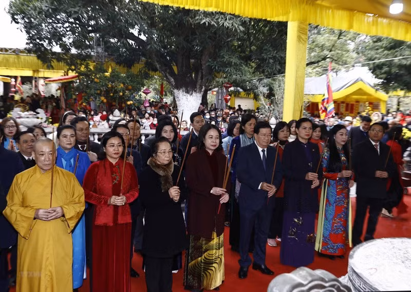И.о. Президента Во Тхи Ань Суан и делегаты воскуряют благовония. Фото: ВИА