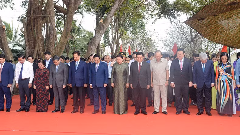 Премьер-министр Фам Минь Тьинь и руководители Партии и Государства почитают память товарища Хюинь Тан Фата. Фото: Тхань Жанг