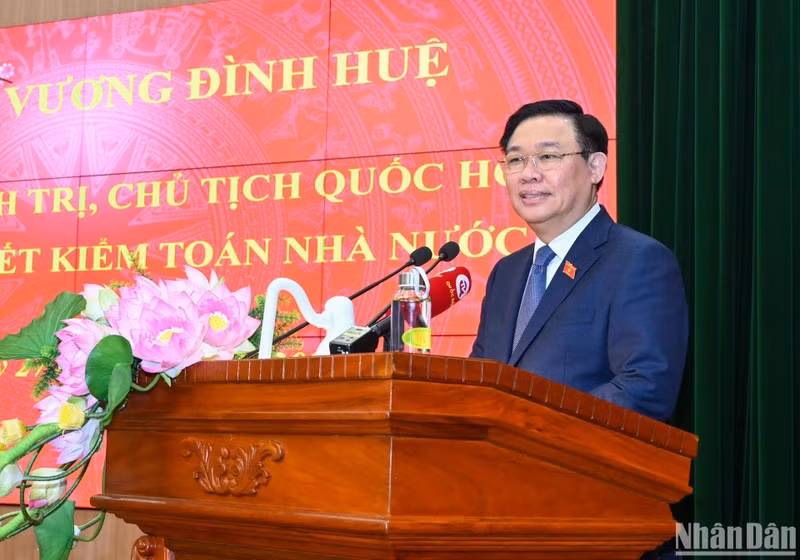 Председатель НС Выонг Динь Хюэ выступает на встрече с руководителями и сотрудниками Государственного аудита. Фото: Зюи Линь Председатель НС Выонг Динь Хюэ выступает на встрече с руководителями и сотрудниками Государственного аудита. Фото: Зюи Линь