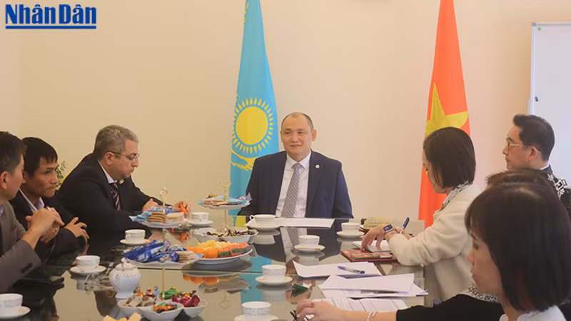 Посол Казахстана во Вьетнаме Канат Тумыш (в центре) выступает с речью. Фото: Нгок Чунг Посол Казахстана во Вьетнаме Канат Тумыш (в центре) выступает с речью. Фото: Нгок Чунг